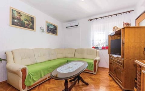 TV and multimedia, Living room, Seating area, air conditioner