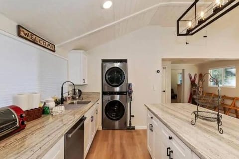 Modern Moab: Near Boulder Bay + Spa + Large Yard Villa in Big Bear