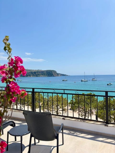 Patio, Natural landscape, View (from property/room), Balcony/Terrace, Seating area, Beach, Sea view