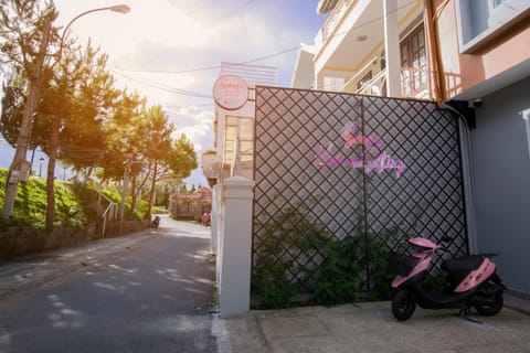 Day, Street view