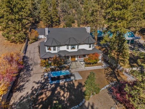 Mountain High Luxury Castle &Spa Villa in Wrightwood