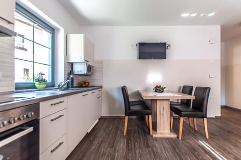 Kitchen or kitchenette, Dining area, minibar, pet friendly, stove