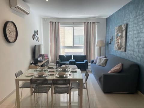 TV and multimedia, Living room, Seating area, Dining area, air conditioner