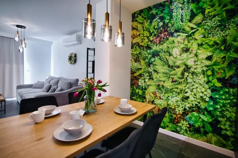 Coffee/tea facilities, Living room, Decorative detail, Seating area, Dining area