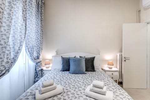 Photo of the whole room, Bedroom, towels, wardrobe