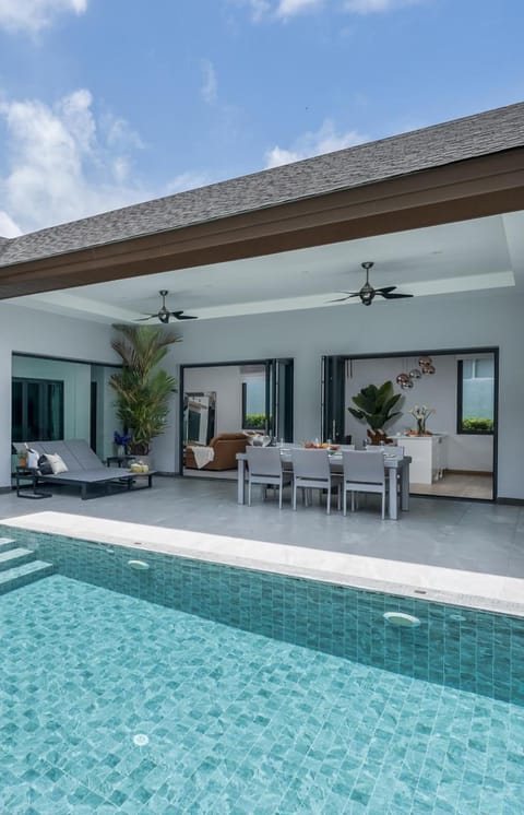 Property building, Swimming pool, Breakfast
