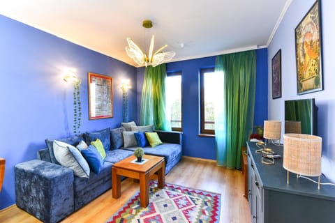 Bed, TV and multimedia, Living room