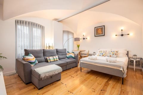 Bed, Photo of the whole room, Seating area