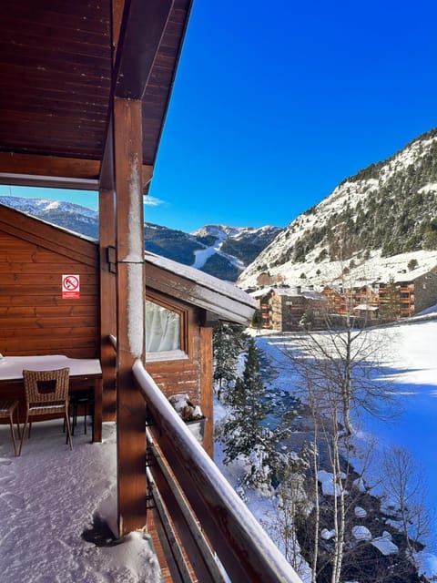 Nearby landmark, Natural landscape, Winter, View (from property/room), Balcony/Terrace, Balcony/Terrace, Lake view, Landmark view, Mountain view, River view, Street view, Seasons, Quiet street view