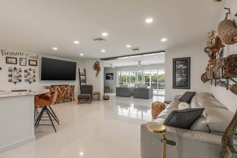 The Pearl - Pool w Screen on Canal - Boat Rental House in Cocoa Beach