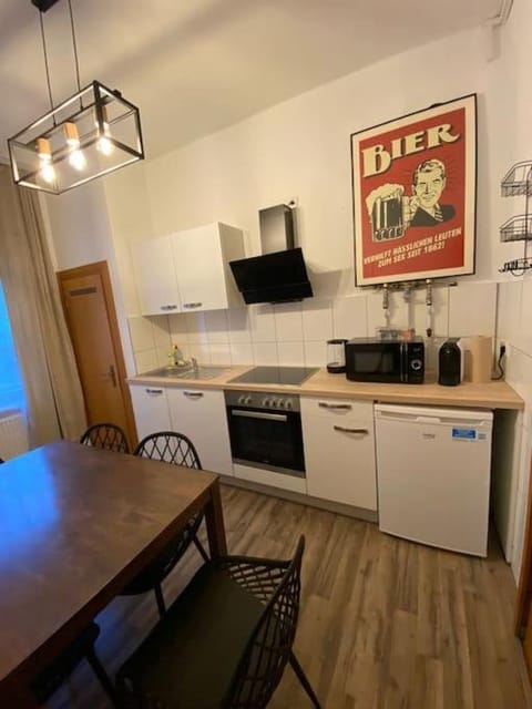 Coffee/tea facilities, Kitchen or kitchenette, Dining area, oven, stove, toaster