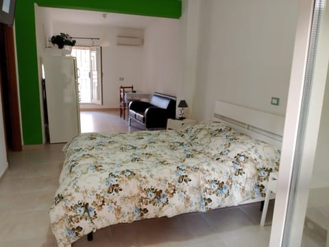 Bed, Bedroom, air conditioner