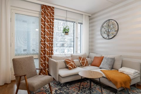 Hennalan Helmi kokonainen huoneisto 73 m2, täydellisellä sijainnilla, ilmainen parkkipaikka Apartment in Finland