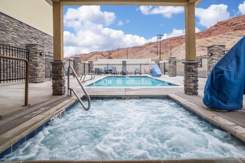 Natural landscape, Hot Tub, Swimming pool, Swimming pool