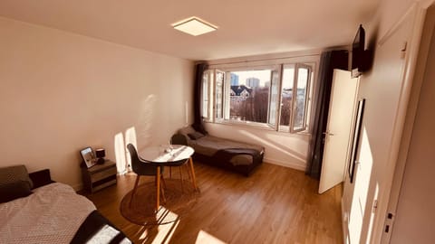 Communal lounge/ TV room, Bed, TV and multimedia, Living room, Photo of the whole room, Seating area, Evening entertainment, Bedroom, internet