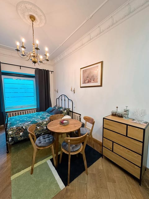 Bed, Living room, Seating area, Dining area
