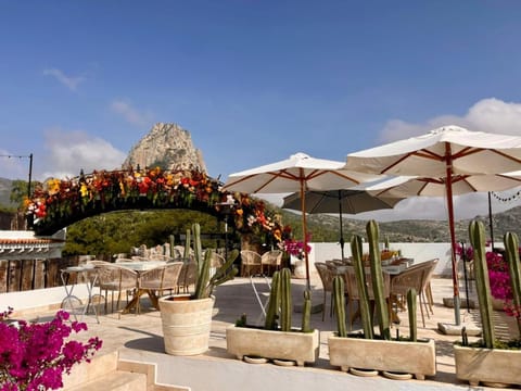 Property building, Nearby landmark, Off site, Day, Natural landscape, Balcony/Terrace, Mountain view