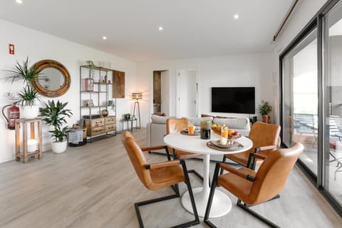 TV and multimedia, Living room, Seating area, Dining area