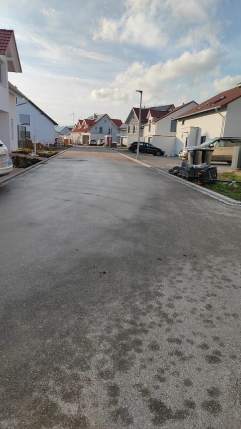 Property building, Day, Neighbourhood, Location, Parking