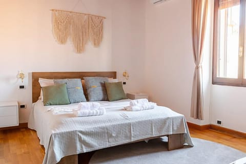 Bed, Photo of the whole room, Bedroom, internet, towels, air conditioner