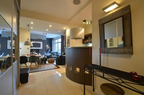 TV and multimedia, Kitchen or kitchenette, Living room, Dining area, oven, air conditioner