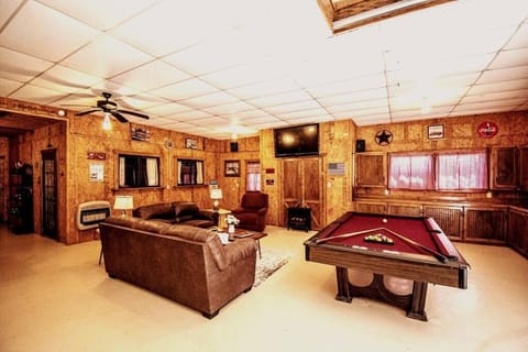 Billiard, TV and multimedia, Living room, Seating area, fireplace
