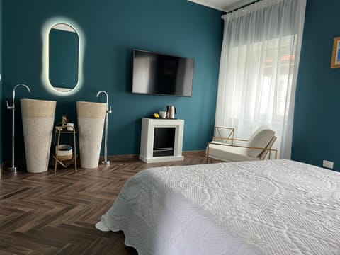 Bed, TV and multimedia, Evening entertainment, Bedroom