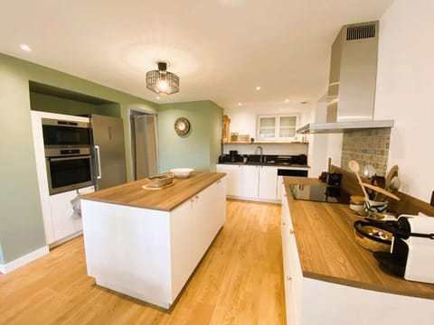 Maison 9 pers à Sainte-Marine, proche plage, port et restaurant, grand jardin avec verger - FR-1-481-150 House in Combrit