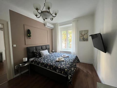 Bed, TV and multimedia, Photo of the whole room, Bedroom