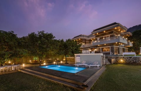 Shower, Toilet, Property building, Facade/entrance, Bed, Night, Garden, Library, Bathroom, TV and multimedia, View (from property/room), View (from property/room), Balcony/Terrace, Balcony/Terrace, Living room, Food and drinks, Photo of the whole room, Seating area, Dining area, Bedroom, Garden view, Pool view, Swimming pool, Swimming pool, Breakfast, Lunch, Dinner, Parking, concierge, furniture, microwave, storage, sunbed, towels, wardrobe, air conditioner, air conditioner