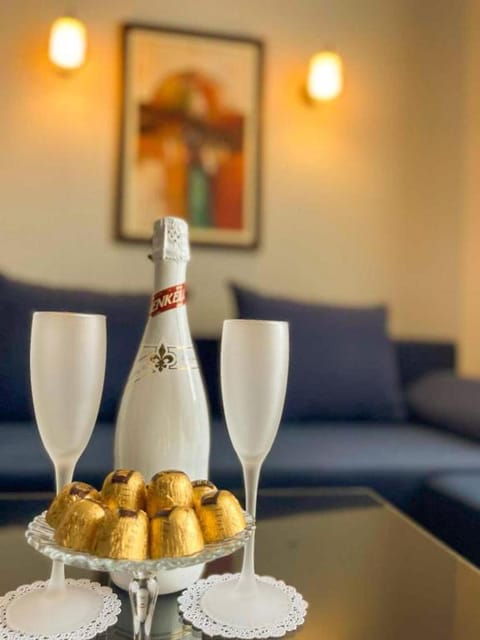 Living room, Decorative detail, Drinks, Alcoholic drinks