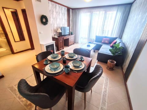 TV and multimedia, Kitchen or kitchenette, Living room, Seating area, Dining area