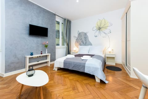 Bed, TV and multimedia, Photo of the whole room, Bedroom