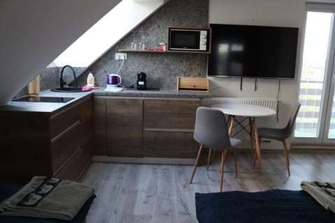 TV and multimedia, Kitchen or kitchenette, Dining area, stove