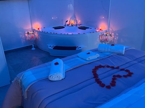 Bed, Massage, Spa and wellness centre/facilities, Photo of the whole room, Bedroom