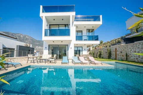 Property building, Patio, Day, Other, Pool view, Swimming pool, sunbed