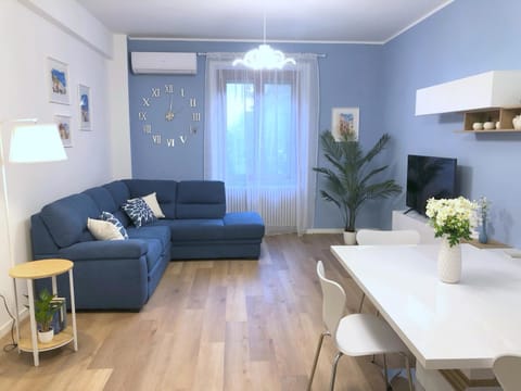 Living room, Photo of the whole room, Seating area, Dining area