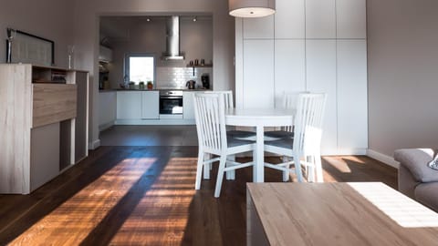 TV and multimedia, Kitchen or kitchenette, Living room, Seating area, Dining area