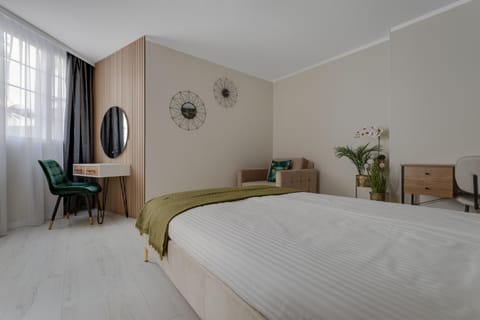 Bed, Photo of the whole room, Seating area, Bedroom, furniture, hair dresser