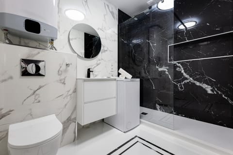 Shower, Toilet, Bathroom, towels