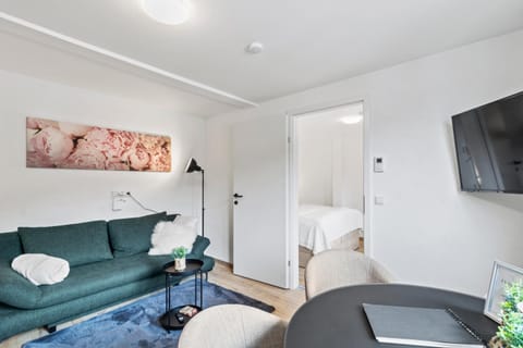 Bed, TV and multimedia, Living room, Photo of the whole room, Seating area, Bedroom, towels