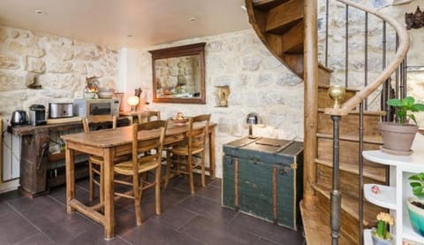 Coffee/tea facilities, Dining area, minibar