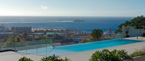 Pool view, Sea view