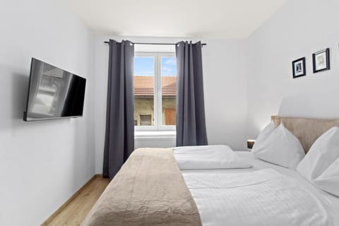 Bed, TV and multimedia, Photo of the whole room, Bedroom
