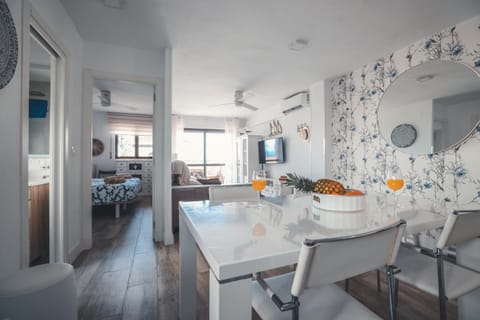 Bed, TV and multimedia, Kitchen or kitchenette, Living room, Seating area, Dining area, Bedroom, air conditioner
