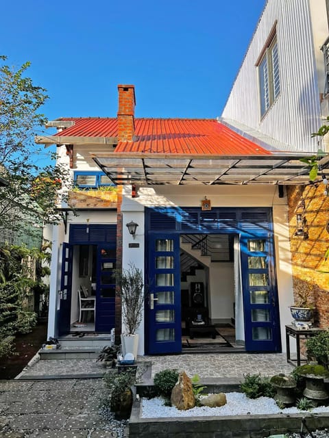 Property building, Facade/entrance, Day, Garden