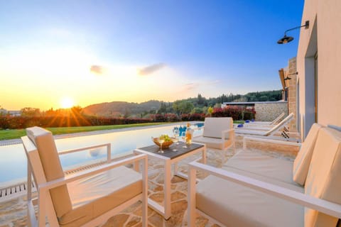 Patio, Day, Natural landscape, View (from property/room), Seating area, Mountain view, Pool view, Swimming pool, sunbed