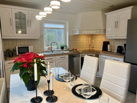 Kitchen or kitchenette, Seating area, Dining area, minibar, pet friendly, stove