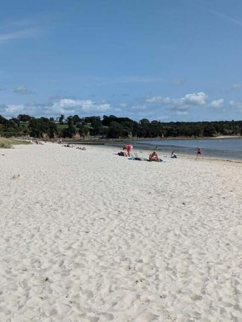 "Maison de Kerleven" face à la plage avec un environnement très agréable, à 5 minutes du Golf!! House in Fouesnant