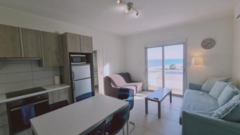 Communal lounge/ TV room, Kitchen or kitchenette, Living room